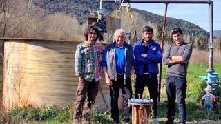 David Cussol (à gauche), l’un des cinq producteurs, et  son employé, Frédéric Saha, cultivent des plantes à feuillage et fleuries pour les cadres et murs végétalisés. L’eau de la source coule dans des gaines au sol. Photos O. MAILLARD David Cussol (à gauche), l’un des cinq producteurs, et  son employé, Frédéric Saha, cultivent des plantes à feuillage et fleuries pour les cadres et murs végétalisés. L’eau de la source coule dans des gaines au sol. Photos O. MAILLARD